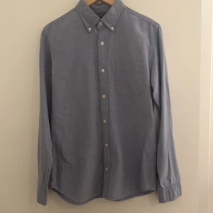 Jack & Jones skjorta  - Snygg blå skjorta i från Jack & Jones, endast använd ett par gånger. 8/10 i skick. Pris kan diskuteras 