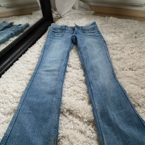 Blå h&m jeans utan bakfickor - Jättefina lågmidjade blå jeans utan bakfickor, sparsamt använda💕Priset går att diskuteras💗