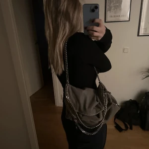 Stella McCartney väska - Säljer min stora Stella McCartney väska! Fint skick men är bra använd, saknar kvitto och box men garanterar till 100% att den är äkta! Kan sänka pris vid snabb affär!