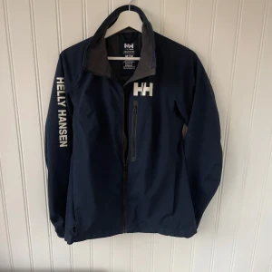Helly Hansen jacka - Säljer nu denna sjukt feta jackan från hellyset Hansen. Skick 8/10. Perfekt nu till våren!