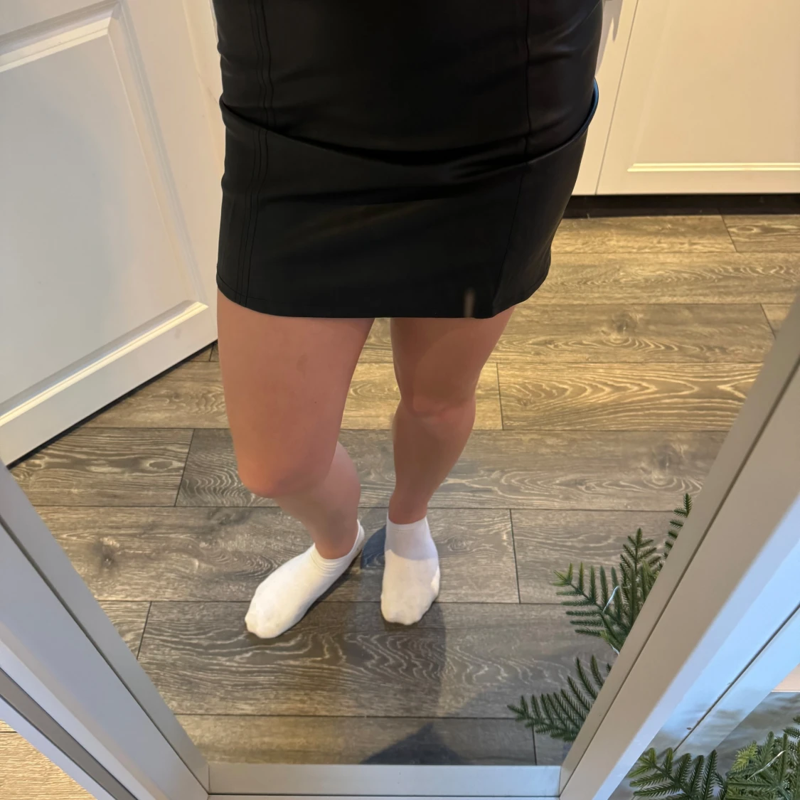 Svart kort skinnkjol från Gina Tricot