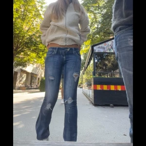 Blå bootcut jeans med slitningar - Snygga blå bootcut jeans med hål som tyvärr inte kommer till användning. Dragkedjan till gylfen går inte att stänga, men det syns inte då den är så kort. Skriv vid funderingar💗