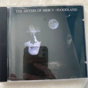 The sisters of mercy cd - Cd med albumet floodland av sisters of mercy. Inga repor eller skador på skivan
