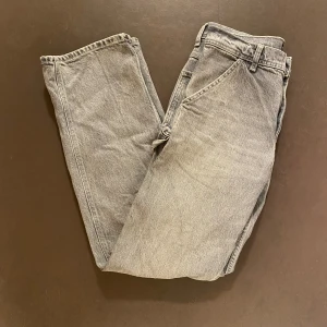 Grå jeansbyxor - Snygga grå jeans med raka framfickor . De har en rak passform och har fickor på sidorna