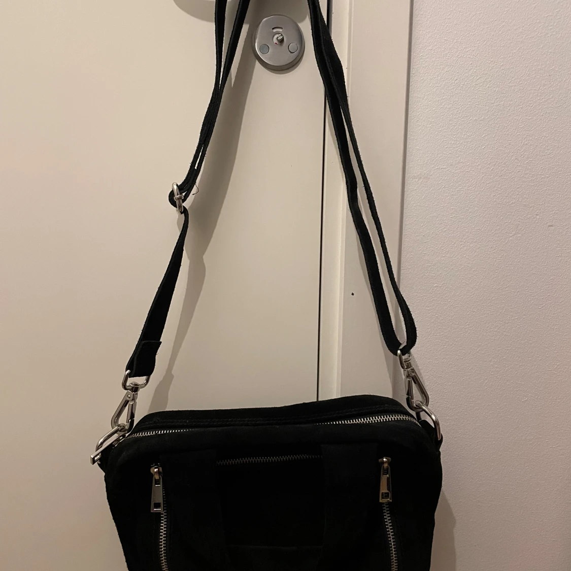 Svart axelväska från Núnoo - 2