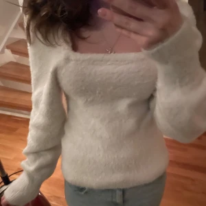 Vit fluffig tröja  - Säljer en supermjuk och fluffig tröja från H&M, väldigt bra skick. ( Aldrig använd.)💕