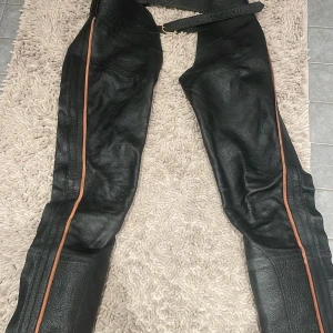 Svarta långa chaps  - Långa chaps st xs🥰