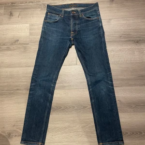Nudie jeans  - Säljer ett par nudie jeans i perfekt skick! Byxorna har inga skador och säljs billigt. Nypris 1600 mitt pris 499! Har ni frågor är det bara att ställa de!