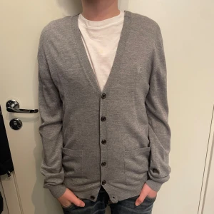 Tiger of Sweden cardigan  - Säljer nu denna riktigt feta cardigan från Tiger of Sweden. Skicket är riktigt fint och det finns knappt något tecken på användning. Nypriset på cardiganen är 1700kr. Modellen på bilden har egentligen Xs, så den funkar bra i både S och Xs. Skriv vid minsta fundering!😁