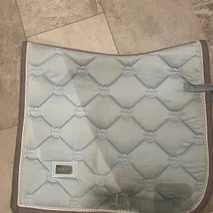 Schabrak - Helt ok skick, lädret har färgat av sig men inget man tänker på när sadeln ligger över. Använt en hel del. Piset kan diskuteras