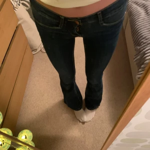 Mörkblå bootcut jeans - Snygga mörkblå flare jeans med låg midja🐆🌸Dem är väldigt stretchiga i materialet🌸Innerbenslängden är cirka 80👌💖
