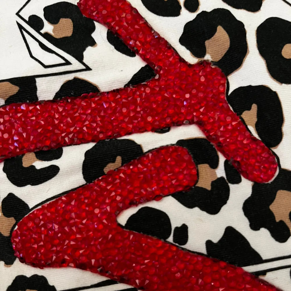 Säljer en beige t-shirt från Name It med ett coolt MTV-tryck. Trycket har leopardmönster och röda glittriga detaljer. Tröjan har en liten brun fläck men jag tvättar såklart bort innan jag skickar ❤️💓. T-paidat.