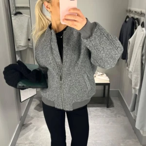 Hm teddyjacka - jättesnygg, slutsåld teddy bomberjacka från hm! 💕💕💕💕 inga tecken på anvöndning 💖🩷