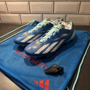 Adidas Fotbolsskor  - Säljer ett par använda ”ADIDAS X CRAZYFAST + SG MARINERUSH - BLÅ/VIT/RÖD” Säljer då de inte kommer till användning, knappast använda och alltså i mycket bra skick!  Använda sparsamt! Mycket bra skick!! Pris:1500 Köparen står för frakten🚚