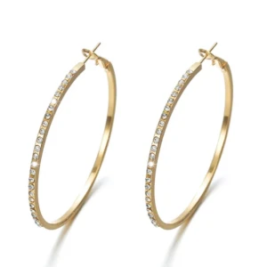 Guldiga hoop-örhängen från Ur&penn  - Stilrena guldiga hoop-örhängen från Montini, dekorerade med glittrande stenar längs hela ringen. Perfekta för att ge en elegant touch till din outfit. Lätta att bära och passar till många tillfällen.