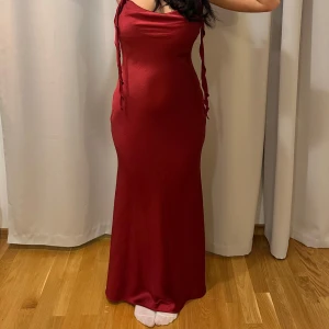 Vinröd långklänning från Gina Tricot - Säljer denna superfina och populära långklänning från Gina Tricot. Säljer då den inte kommer komma till användning. Klänningen är  använd 1 gång men är som ny. Slutsåld på hemsidan i str 36. ❤️