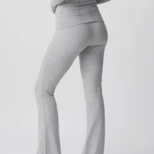soft touch folded trouser - De populära utsvängda yoga pants med vikt kant upptill ifrån Gina tricot. Nytt skick aldrig använt. Orginalpris 359,95