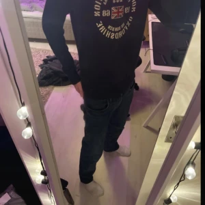 Mörkblå jeans - Snygga nya jeans från dressman, nypris 899kr. Mitt pris 289kr. Är storlek 34 i midjan men sitter mer som 33 eller 32. Sjukt snygg unik blå färg och najs passform. Skriv vid funderingar och kom med PRISFÖRSLAG!🤝