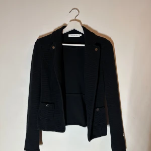 Svart kavaj från St Tropez - Snygg svart kavaj från St Tropez med knappar på ärmarna och framfickor. Perfekt för en stilren look. Kavajen har en klassisk design med normal passform och långa ärmar.🥰🥰🥰