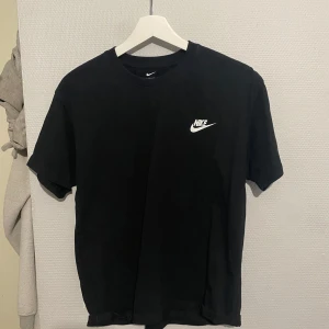 Svart t-shirt från Nike - Säljer en  svart Nike t-shirt   Med vitt logga  på bröstet. Size M 