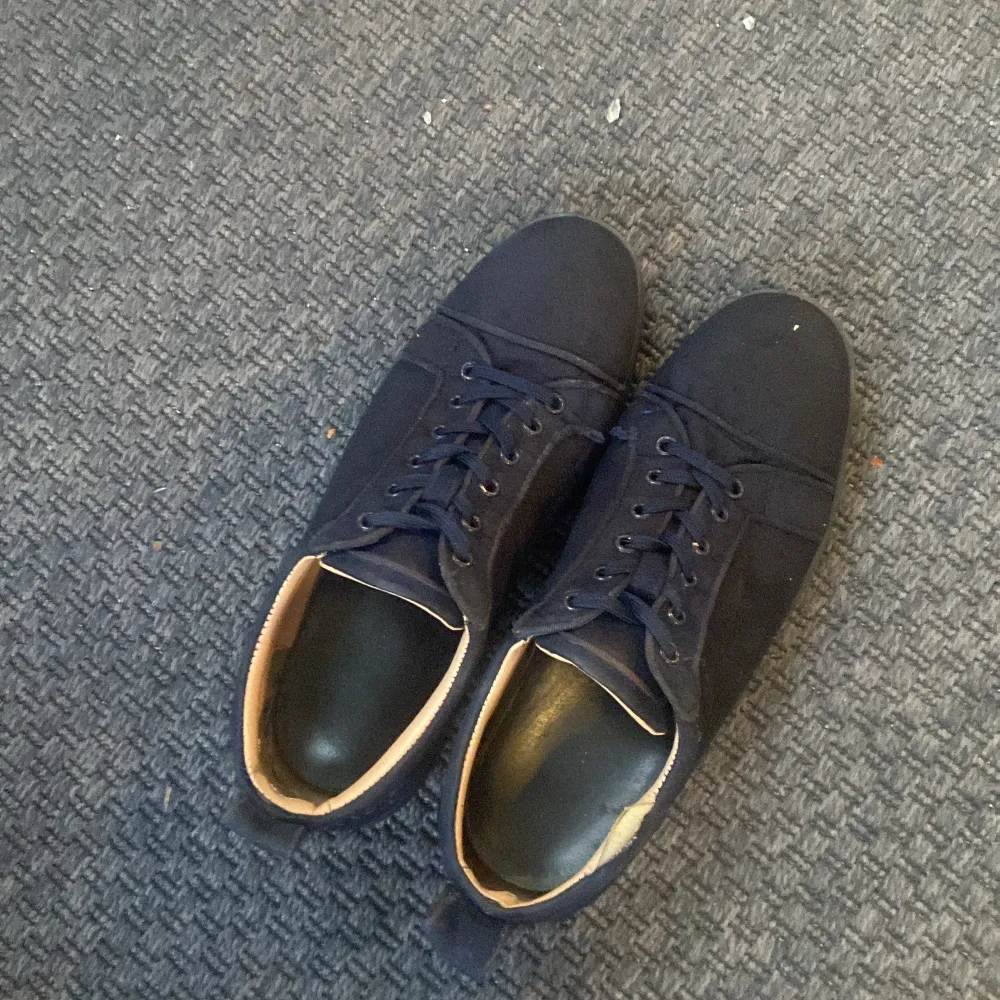 Loubs, lite slitna (på sulan ) st 43. Kengät.