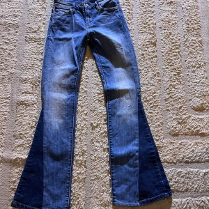 Bootcut jeans - Jeans som jag sytt om själv för att få de mer bootcut, den är ganska häga i midjan men går säker att sy om de. Säljer då de tyvär blivit små. De är använda fåtal gånger och är i en fint skick