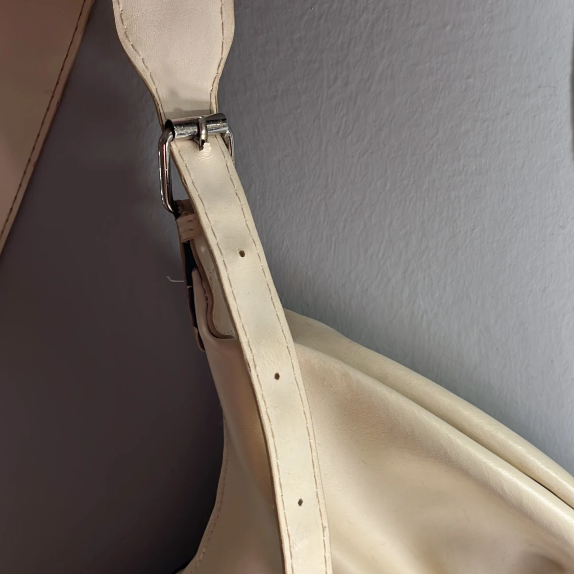 Beige axelväska i syntet - 3