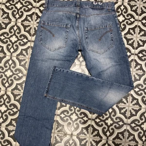 Dondup W32 - Säljer nu dessa tvärfeta dondup jeans i storlek 32. Jeansen är i  toppskick och har inga tecken på slitage.