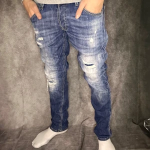Jack & jones slim fit jeans med slitningar  - Mycket bra skick, modell slim glenn, modell på bild 180 63 kg, size 30/34. Prioritet till bundles och billigare priser per plagg. Frakt samma eller dagen efter