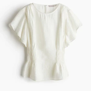 Vit blus/topp ifrån hm - Säljer denna trendiga topp ifrån Hm. Den är bara använd några fåtal gånger så i fint skick. 