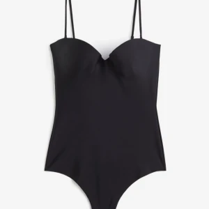 Svart H&M body  - Elegant svart bodysuit med smala axelband och en stilren design. Perfekt för en minimalistisk look vid poolen eller stranden. Från H&M men påminner om Skims. Slutsåld överallt. Storlek 75C. Aldrig använd men dragit av prislapp.