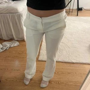 Vita kostymbyxor - Snygga vita lågmidjade kostymbyxor. Väldigt bekväma och ser väldigt lyxiga ut, dom är i storlek 34 men jag har sytt upp dom lite💕 hör av er om ni vill ha fler bilder eller om ni undrar om nått!☺️