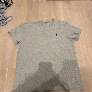 Ralph Lauren t shirt  - Mycket bra skick inga defekter eller skador storlek L! Skriv för mer information eller mer bilder!