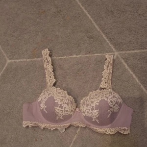 Lila intimissimi bh - Bra skick nästan helt ny säljer då den är förliten den har inga skador eller nått som syns att den jar blivit använd skulle även kunna tänka mig att byta den mot en i 80B  ifall jag godkänner dit bud meddela mig gärna ifall du ångrar dig eller åtminstone svara när jag frågar ifall du fof är intresserad