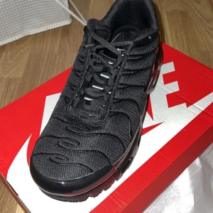 Svarta Nike sneakers - Snygga svarta Nike sneakers med en sportig design. Skorna har en robust sula och klassisk snörning. Perfekta för en stilren look. Nästan helt nya skor som kommer med ett digitalt kvitto beställda på Nike egna hemsida har använt de 3 gånger väldigt försiktigt och är helt omöjligt att se att de är används 