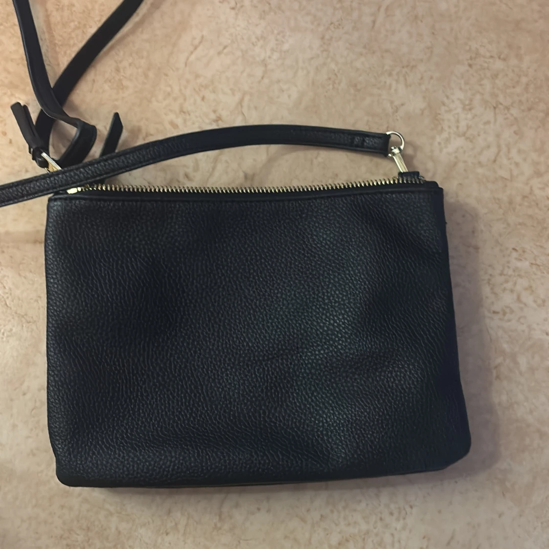 Svart axelväska med dragkedja - 3
