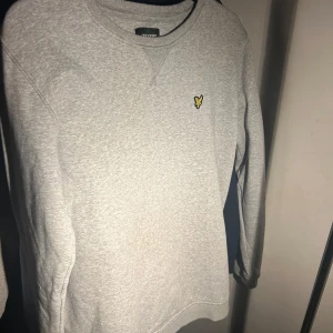 Lyle & Scott sweatshirt  - Säljer denna klassiska tjock tröjan från Lyle & Scott. Tröjan har inget tecken på användning. Storleken är 15/16 år men passar xs/s. Hör av er vid frågor!
