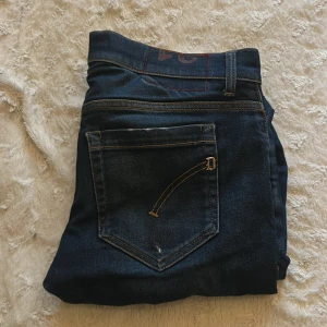 Dondup George - Säljer ett par dondup jeans i modellen George och i strl 31 skicket är 8/10 pris 600kr men kan gå ner vid snabb affär!