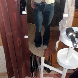 Low waist jeans från Gina  - Mörkblå bootcut jeans från Gina, supersnygga o knappt använda💗💗pris går att diskutera!