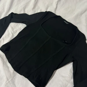 Top - Kort top från gina tricot, lite corsett aktig. Knappt använt. (de vita på toppen är inte fläckar!!)