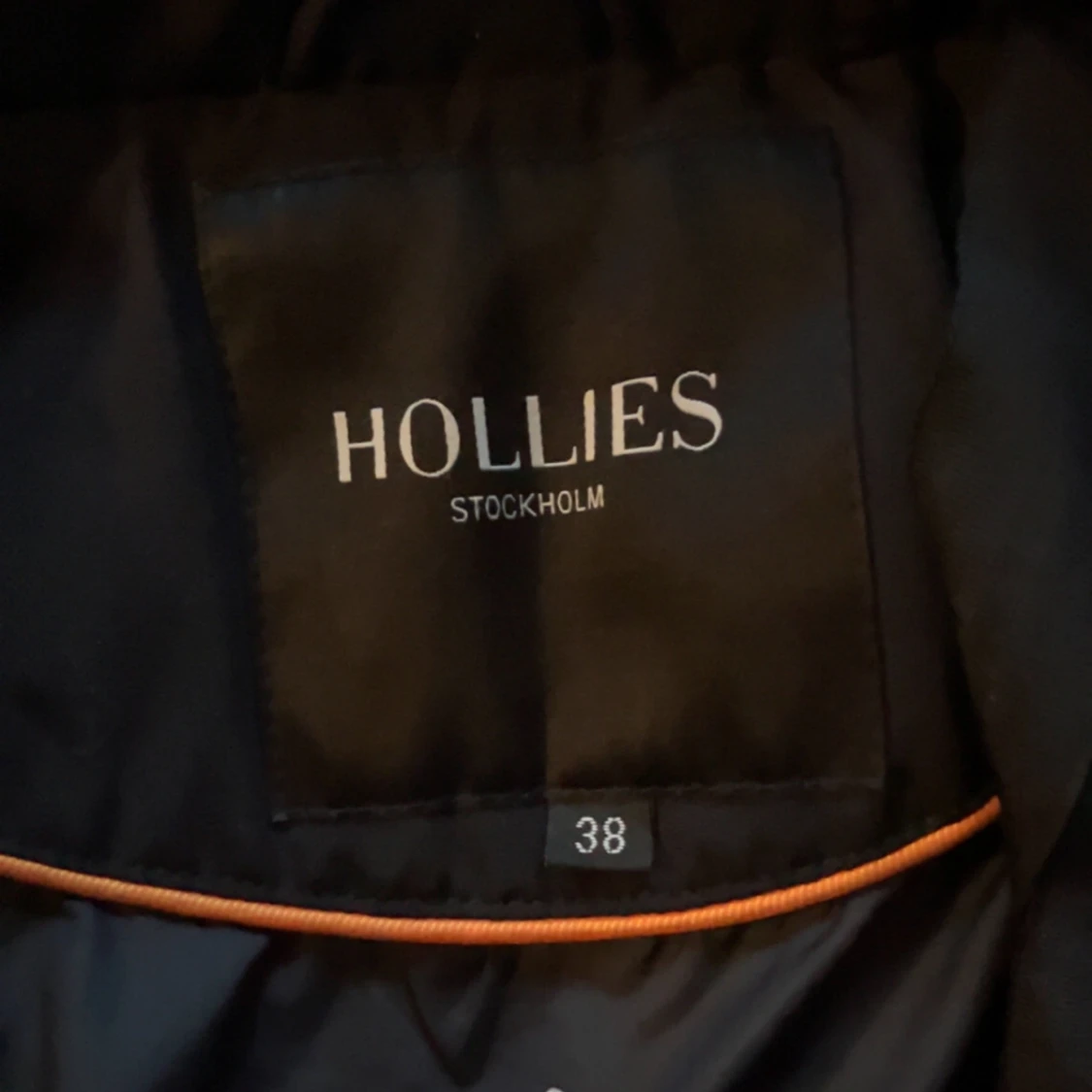 Svart dunjacka från Hollies - 2