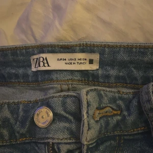Blå jeans från Zara - Snygga blå lågmidjade jeans från Zara i storlek 34 med en bootcut-stil. inte haft alls haft länge och inte användna många gånger.