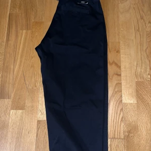 Peak Performance Moment comfort pants - Helt nya och aldrig använda byxor från Peak Performance, med en stilren design. Byxorna har en praktisk midwaist och är utrustade med både knapp och dragkedja.   Nypris 1200kr ! 