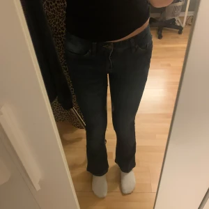 Mörkblå bootcut jeans - Säljer ett par mörkblå lågmidjade bootcut jeans med en enkel design på bakfickan. Lappen finns inte kvar, därför osäker på storlek men för små för mig som har 36