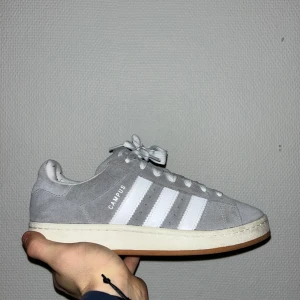 Adidas Campus - Adidas Campus i färgen grå, 9/10 look knappt använda ser ut som ny! HMU om just du är intresserad!🫵