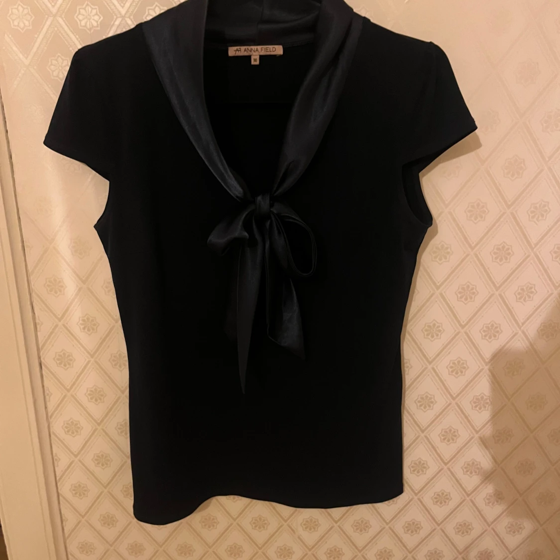 Marinblå topp med rosett - 2