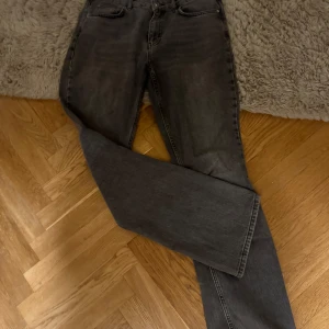 Grå jeansbyxor - Snygga grå jeansbyxor med en klassisk straight passform. Perfekta för en avslappnad stil. De har en traditionell femficksdesign och är tillverkade i ett slitstarkt material.