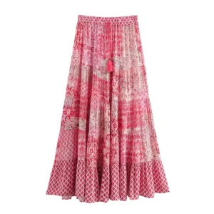 Mönstrad rosa långkjol - Säljer en färgglad och mönstrad rosa långkjol med volanger och knytband i midjan. Det är storlek L men passar mig bra som brukar ha M.  Kjolen har ett mixat mönster med olika nyanser av rosa och vita detaljer. Perfekt för en bohemisk stil.