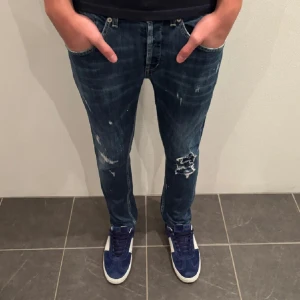Dondup George - Populäraste jeansen på marknaden | 9,9/10 skick, otroligt bra | Nypris=5200, säljer för=1299 | Slitningarna är destroyed från fabrik | Jeansen är uppsydda i längden och inte original mått 