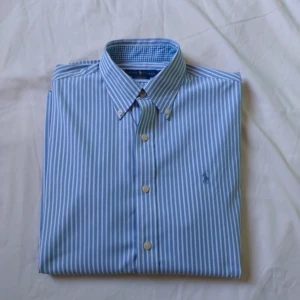 skjorta från Ralph Lauren - Säljer nu en fet skjorta som är oanvänd på grund av att den var för stor för mig. Nyligen köpt och inga defekter alls! Skriv om ni har frågor. MVH Charlie